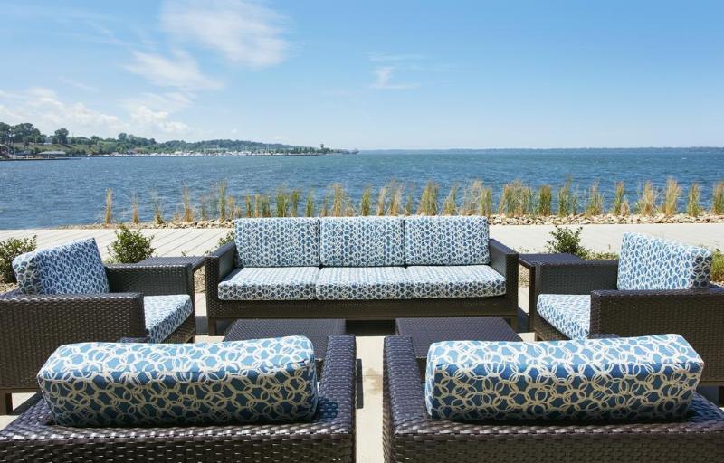 Отель Courtyard By Marriott Erie Bayfront Экстерьер фото