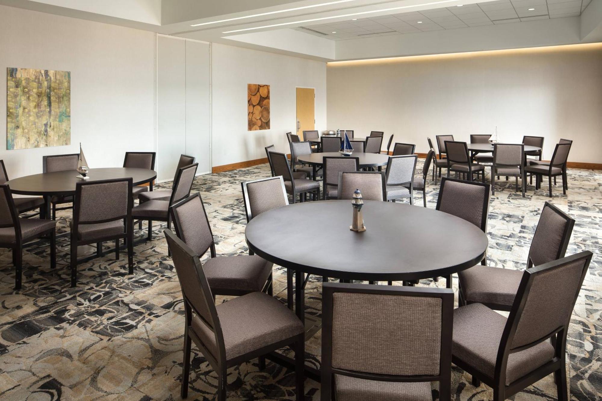 Отель Courtyard By Marriott Erie Bayfront Экстерьер фото