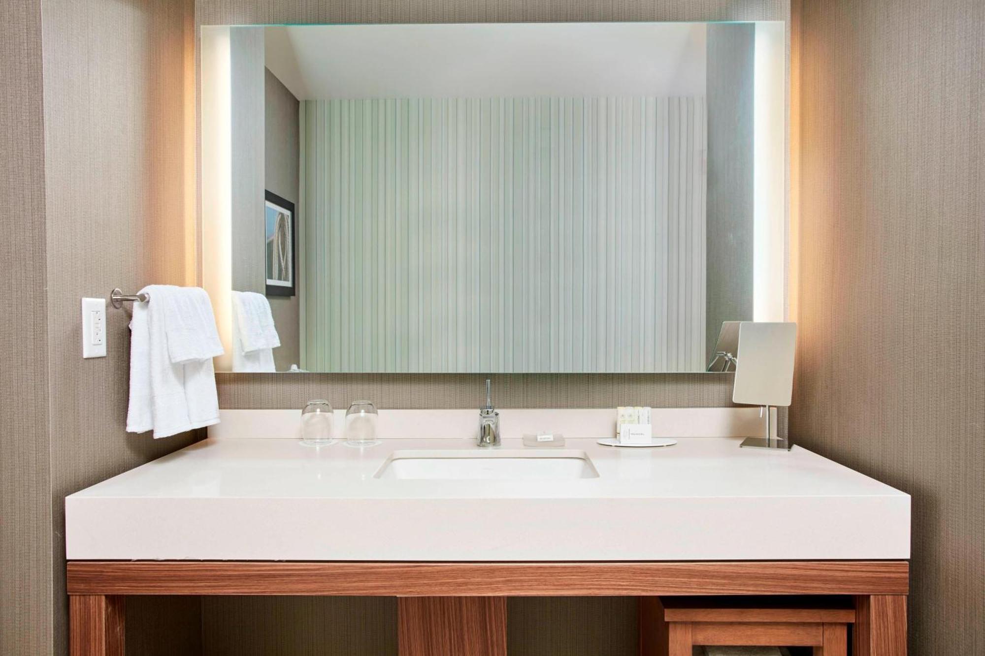 Отель Courtyard By Marriott Erie Bayfront Экстерьер фото