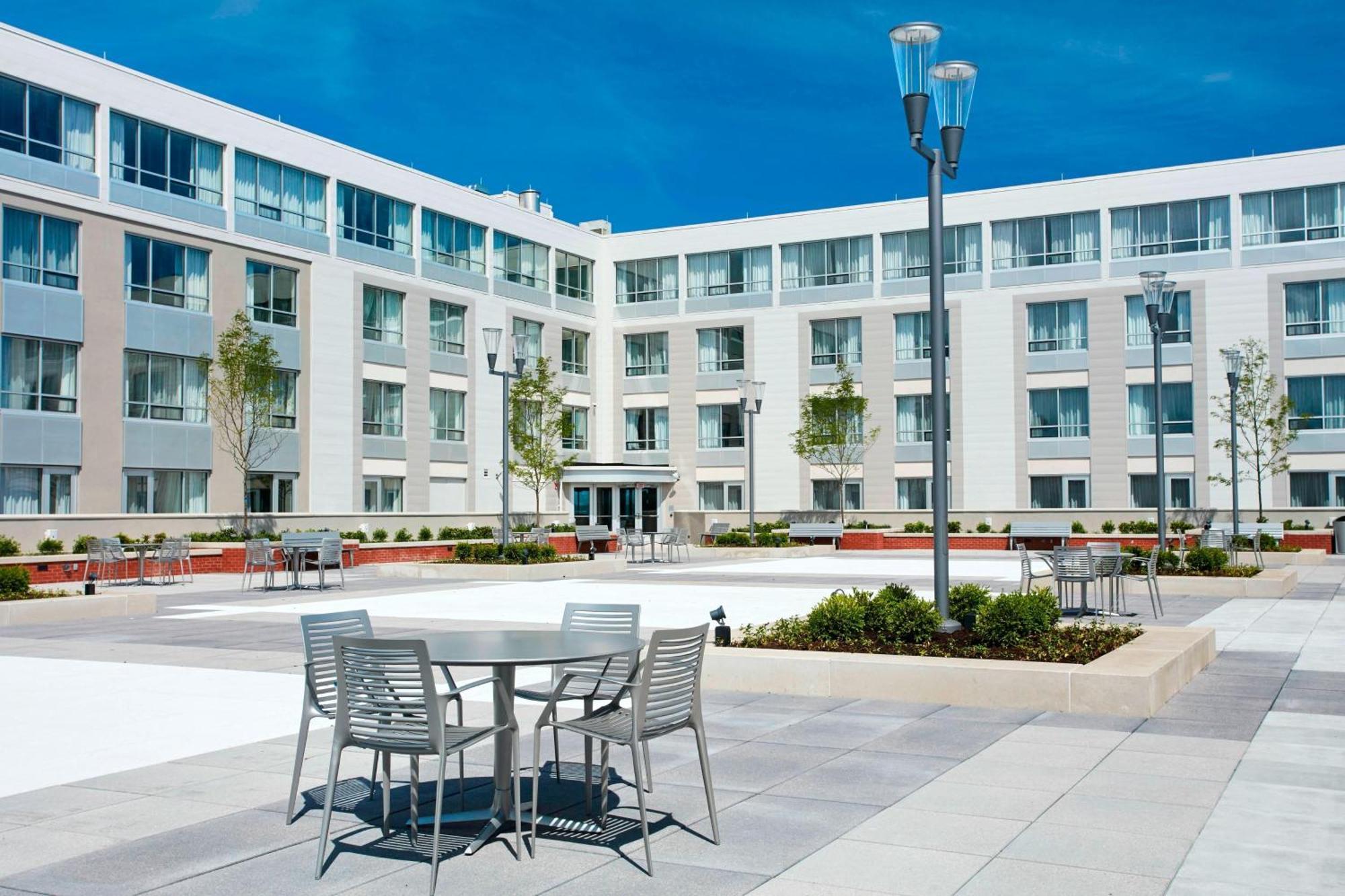Отель Courtyard By Marriott Erie Bayfront Экстерьер фото
