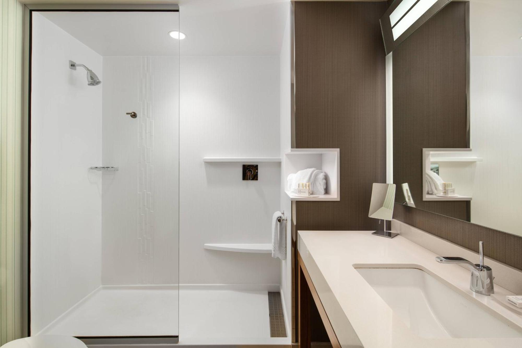 Отель Courtyard By Marriott Erie Bayfront Экстерьер фото