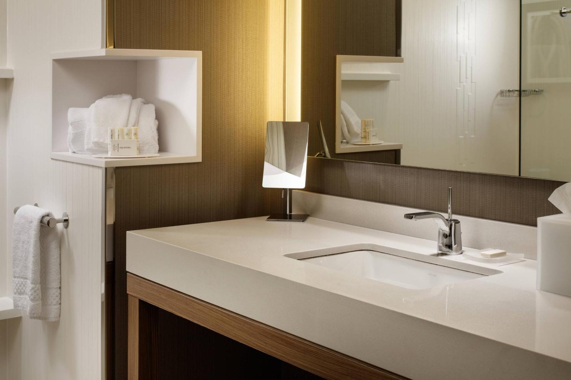 Отель Courtyard By Marriott Erie Bayfront Экстерьер фото