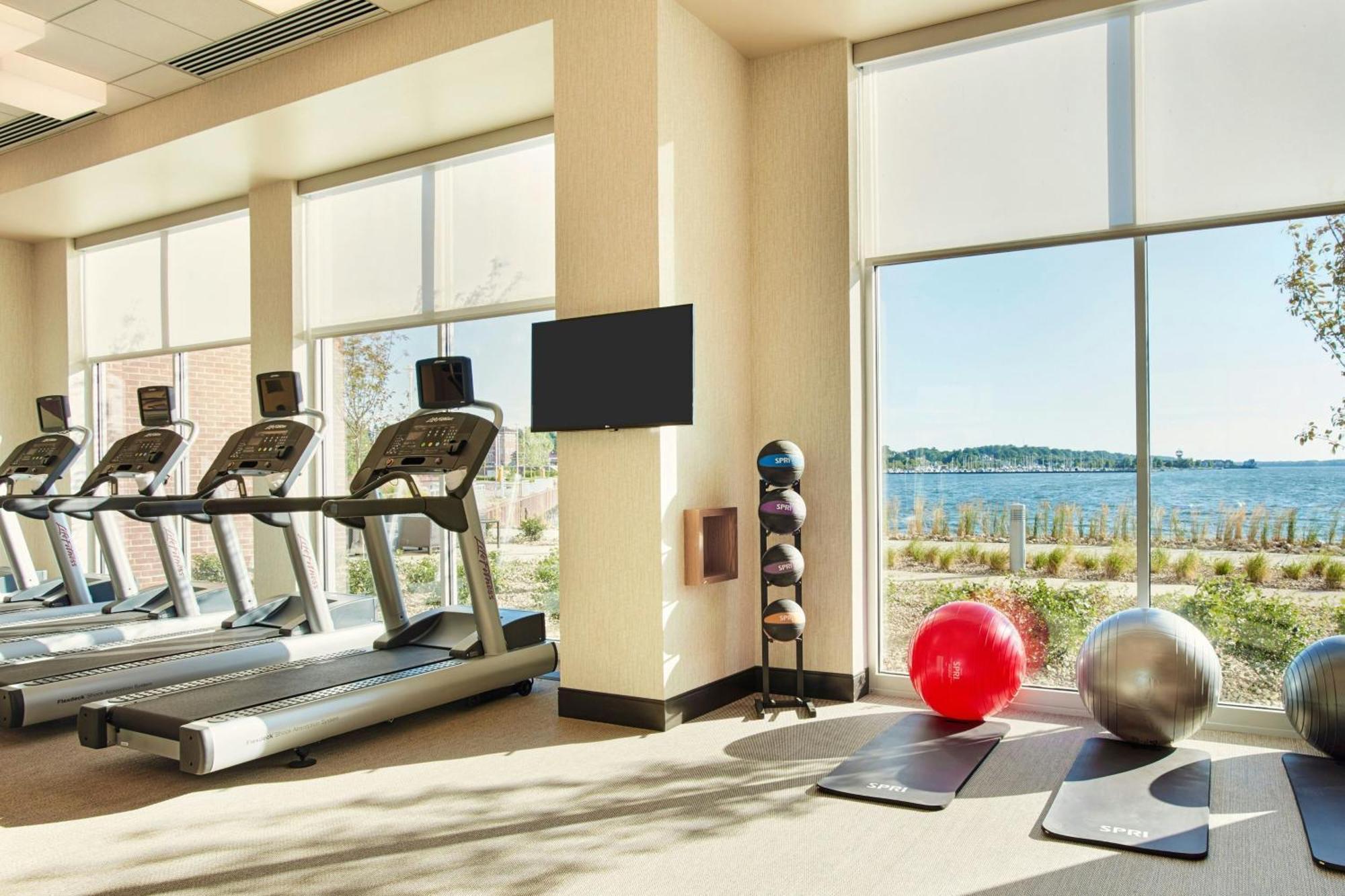 Отель Courtyard By Marriott Erie Bayfront Экстерьер фото