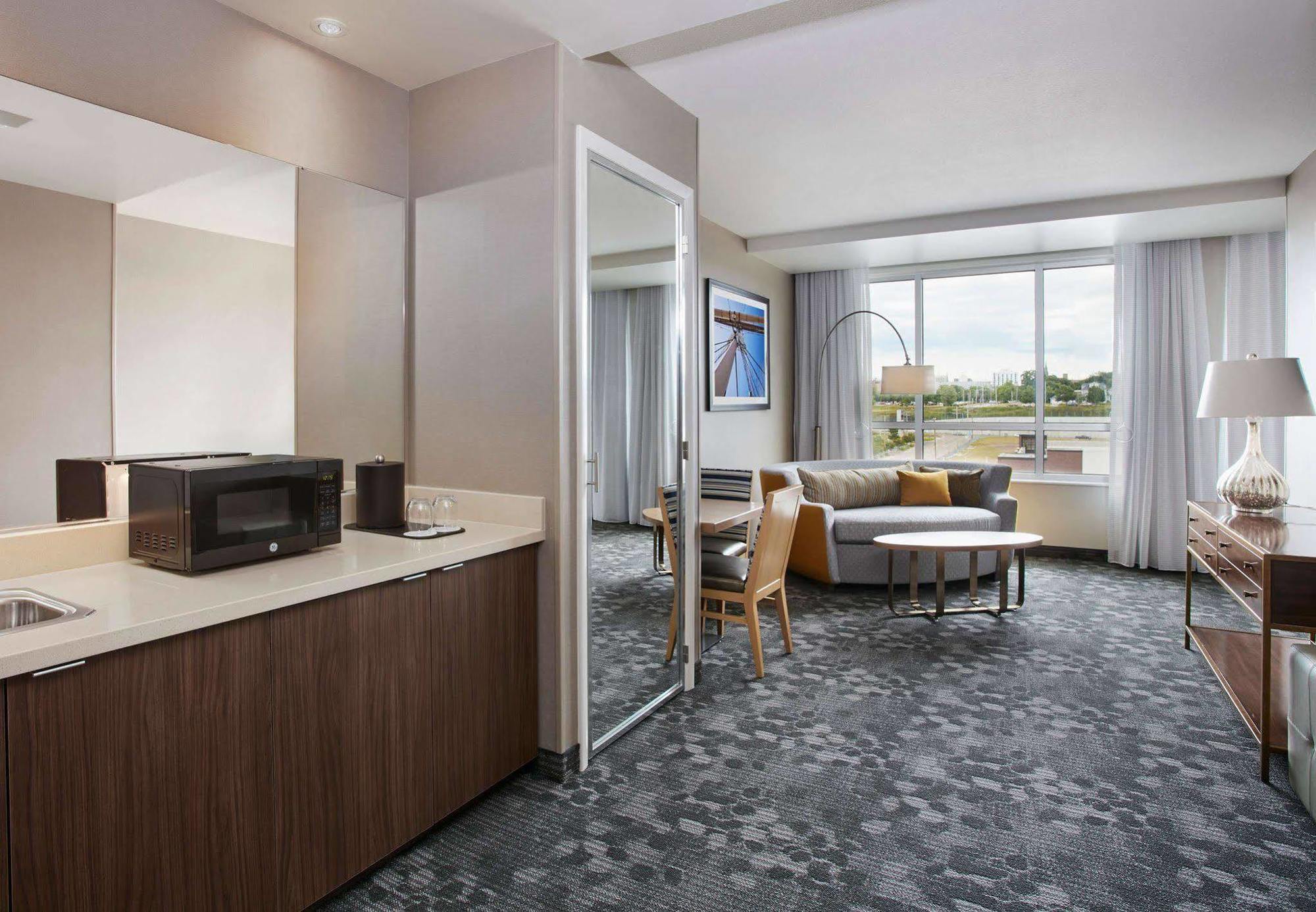 Отель Courtyard By Marriott Erie Bayfront Экстерьер фото